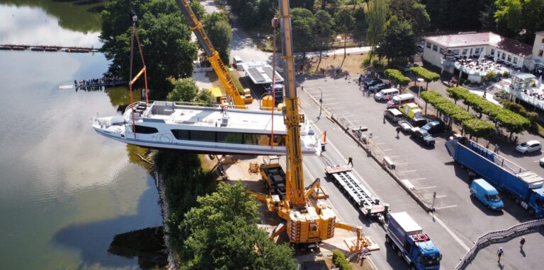 Am Dienstag heben Spezialkräne das 120 Tonnen schwere Schiff auf den Stausee.