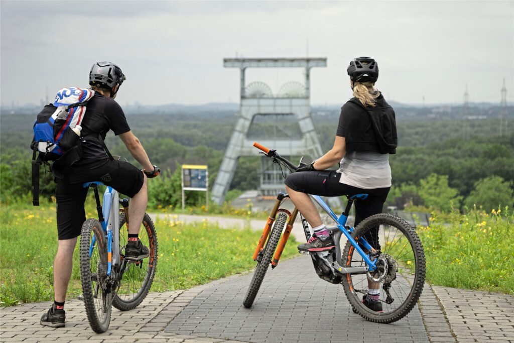 Auch mit dem Mountainbike kann man am Sonntag die Halde bezwingen bzw. von ihr abfahren. Auch mit dem Mountainbike kann man am Sonntag die Halde bezwingen bzw. von ihr abfahren.