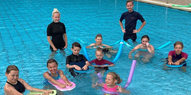 Angeleitet von Michelle Dyrlich und Dennis Rohmann lernen Kinder aus ukrainischen Familien im Bürgerbad Loemühle das Schwimmen.