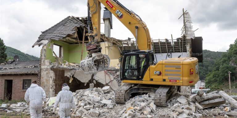 Eine Spezialfirma reißt ein bei der Flut zerstörtes Wohnhaus ab. Am 14. Juli jährt sich die Katastrophe zum ersten Mal.