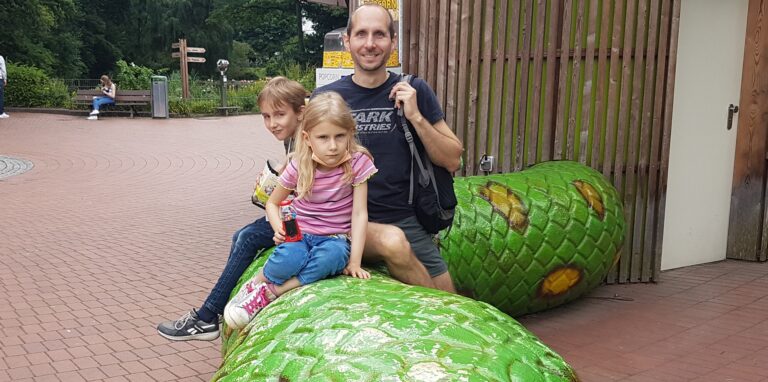 Sebastian, Aaron (9) und Araya (7) freien sich über den kostenlosen Eintritt.