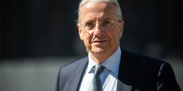 Jochen A. Werner, Ärztlicher Direktor und Vorstandsvorsitzender des Universitätsklinikums Essen, blickt auf dem Gelände des Universitätsklinikums für ein Porträt in die Kamera.