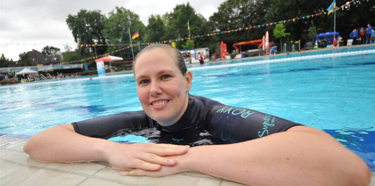 Beim letzten Freibadfest im Parkbad Nord im Jahr 2019: Sarah Sarna vom Tauchverein Castrop-Rauxel geht nicht ohne Anzug bei den Temperaturen ins Wasser.