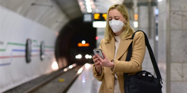 Der Dortmunder Verkehrsbetrieb DSW21 lockert seine Maskenpflicht-Regel. In unterirdischen Haltestellen müssen Menschen jetzt keine Masken mehr tragen.
