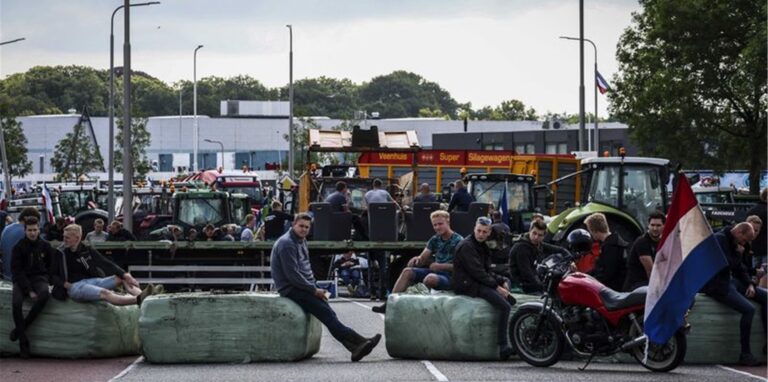 Landwirte blockieren mit Heuballen und Traktoren ein Verteilzentrum in Zwolle