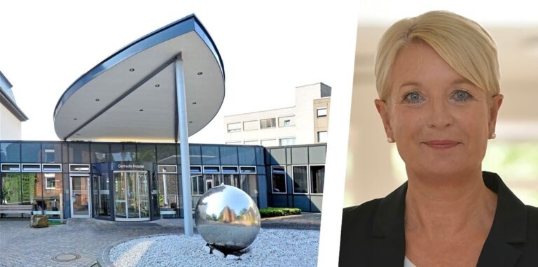 KKRN-Sprecherin Birgit Böhme-Lueg neben dem Eingangsbereich des Gertrudis-Hospitals in Westerholt.
