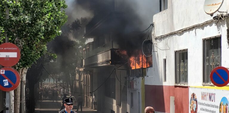 Das Restaurant „Why Not“ in der Nähe des Ballermanns steht in Flammen. Die Polizei hat auf Mallorca 13 deutsche Urlauber festgenommen, weil sie den Brand ausgelöst haben sollen.