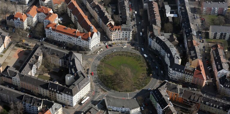 Nach einer Messerattacke wurde auch ein Hubschrauber zur Fahndung eingesetzt. (Symbolbild)