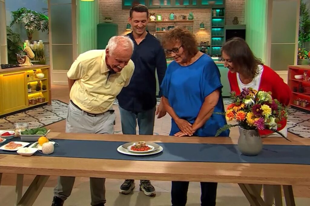 Fernsehkoch Alexander Kumptner (2.v.l.) und die drei teilnehmenden Koch-Experten bewerten die Gerichte. Fernsehkoch Alexander Kumptner (2.v.l.) und die drei teilnehmenden Koch-Experten bewerten die Gerichte.