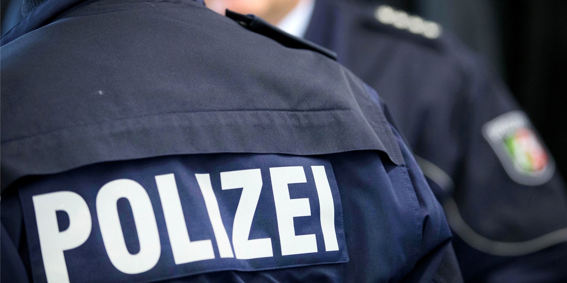 Zwei Polizisten stehen beieinander.