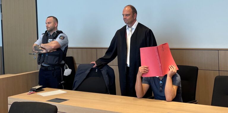 Das Bild zeigt den Angeklagten beim Prozessauftakt neben seinem Anwalt Martin Gentz.