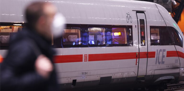 Eine Durchsage in einem ICE am Dortmunder Hauptbahnhof vebreitet sich bei Twitter: „Wir sind aus Versehen in die falsche Richtung gefahren“, sollen die Fahrgäste informiert worden sein. Was war da los? (Symbolbild)