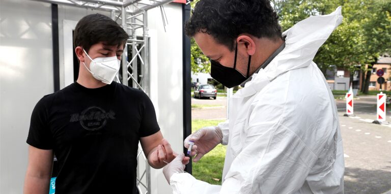 Patrick Schürhoff, Betreiber des TestCov-Teststellen in Dorsten, wünscht sich Klarheit bei der Frage, ob Teststellen die Selbstbeteiligung für die Kundinnen und Kunden übernehmen dürfen.