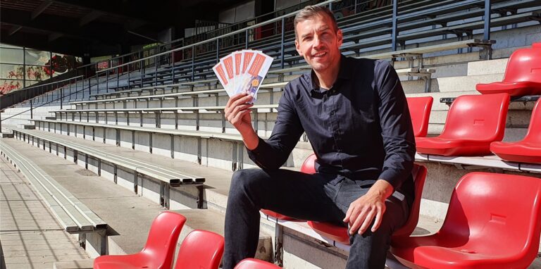EIn Mann sitzt auf der Tribüne des Stimberg-Stadions in Oer-Erkenschwick.