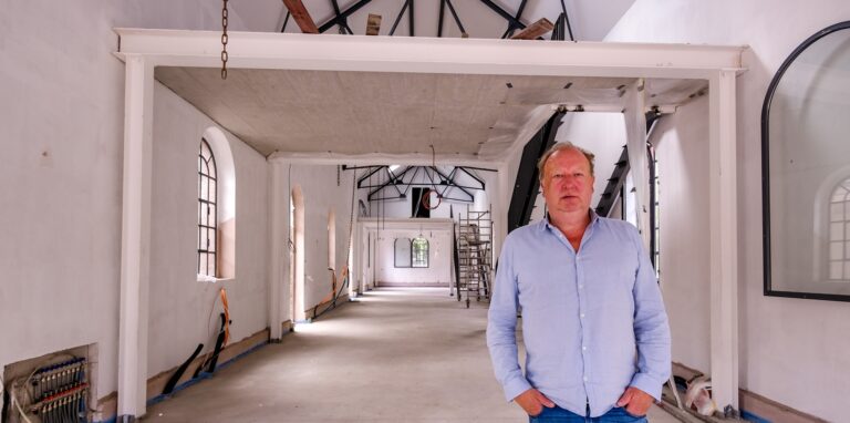Bauherr Andreas Heppe im Innenraum des sanierten Lokschuppens