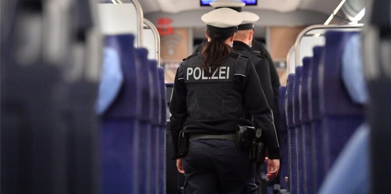 Auf so einer Zugtoilette soll sich laut dem 50-jährigen Mann eine tote Person befunden haben.