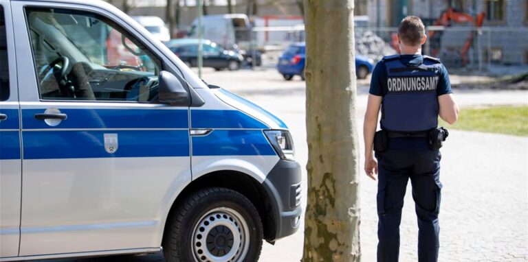 Ordnungsamt-Mitarbeiter und Fahrzeug