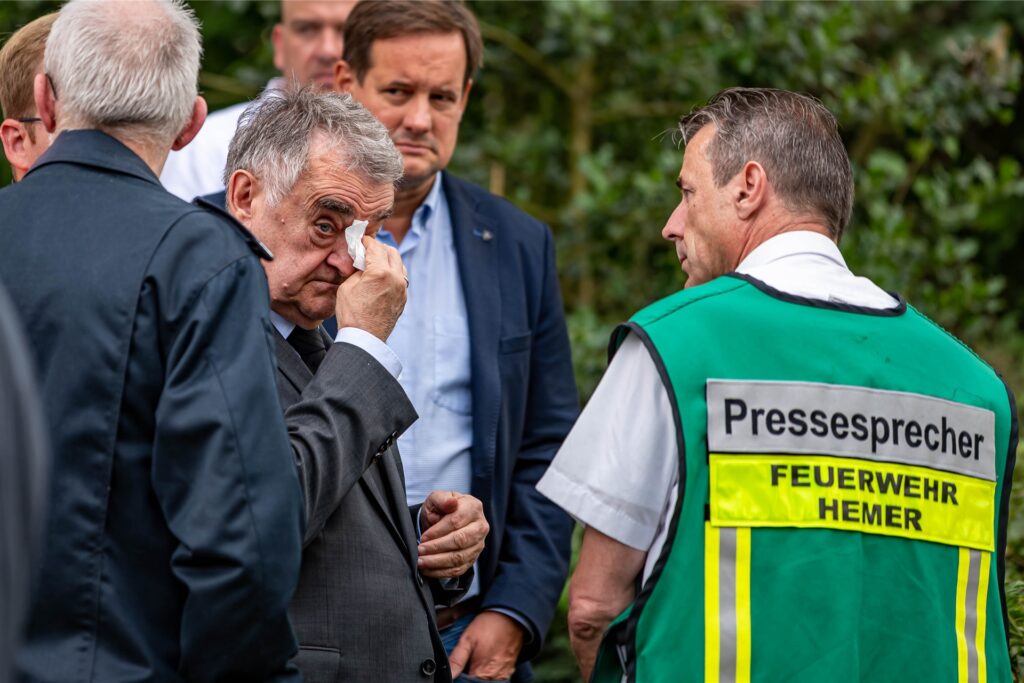 NRW-Innenminister Herbert Reul (M, CDU) besucht die Unglücksstelle und spricht mit den Einsatzkräften. NRW-Innenminister Herbert Reul (M, CDU) besucht die Unglücksstelle und spricht mit den Einsatzkräften.