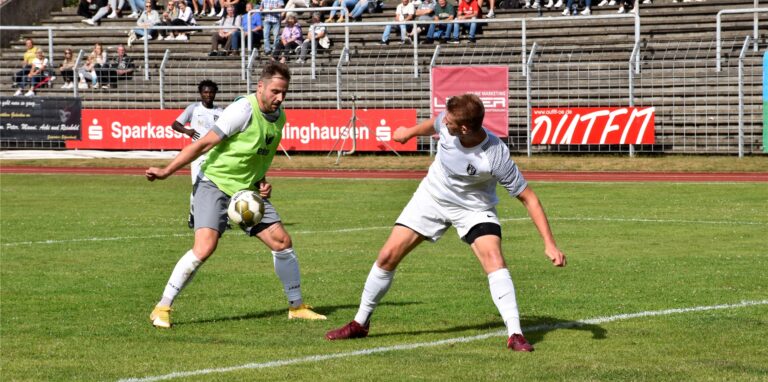 Stefan Oerterer (l.), hier im Duell mit Julian Burkowski vom FC Marl, traf im Verlauf des Stimberg-Cup vier Mal für die Spvgg. Erkenschwick.