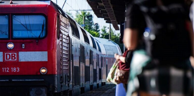 Fahrgäste warten im Bahnhof auf eine Regionalbahn.