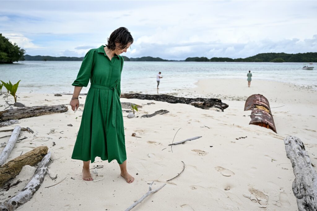 Annalena Baerbock (Bündnis 90/Die Grünen), Bundesministerin des Auswärtigen, geht bei einem Besuch der Inselrepublik Palau über die Insel Ngkesill.