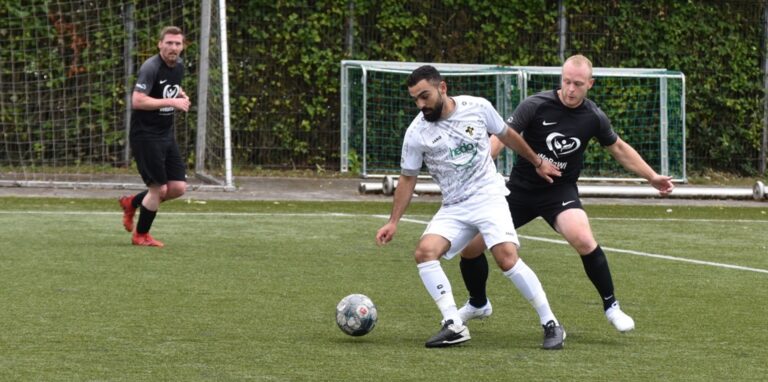 Kommt hier gegen seinen Dorstener Gegenspieler nicht zum Zuge: Thomas Meister (r.).