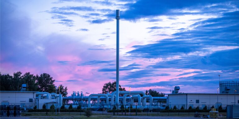 Rohrsysteme und Absperrvorrichtungen in der Gasempfangsstation der Ostseepipeline Nord Stream 1 und der Übernahmestation der Ferngasleitung OPAL (Ostsee-Pipeline-Anbindungsleitung) sind hinter einem Metallzaun zu sehen.