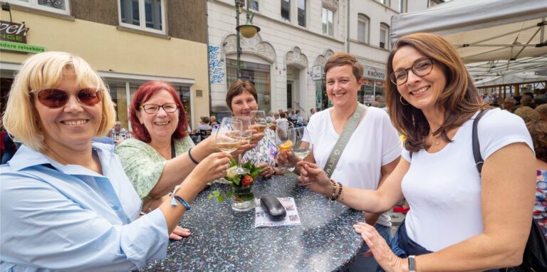 Die Freundinnen Andrea, Petra, Bärbel, Sandra und Daniela (v.l.) stoßen auf einen gelungenen Abend bei „Summer in the City“ in der Waltroper Fußgängerzone an.