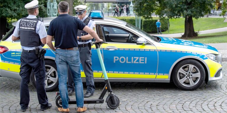 Die Polizei Dortmund rät bei der Nutzung von E-Scootern, besonders aufmerksam und vorsichtig zu sein.