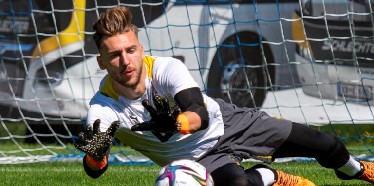 BVB-Torhüter Marcel Lotka pariert einen Ball.