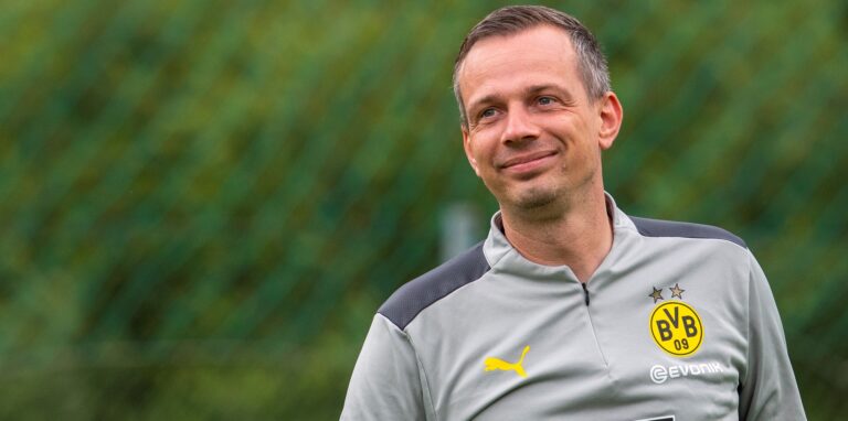 U23-Coach Christian Preußer steht auf dem Trainingsplatz.