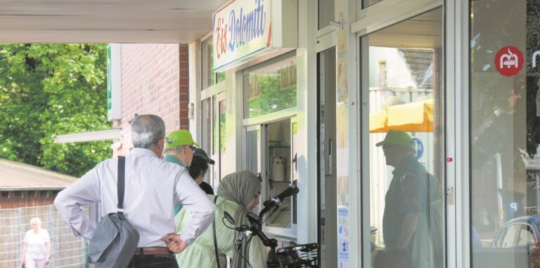 Personen stehen vor dem Eiscafe Dolomiti in Waltrop.
