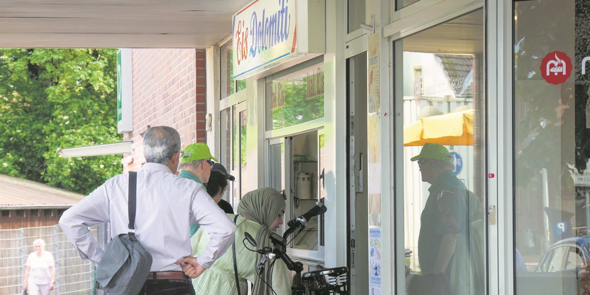 Personen stehen vor dem Eiscafe Dolomiti in Waltrop.