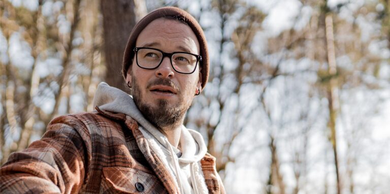 Singer/Songwriter Philipp Artmann ist beim Summer Jam im Glashaus dabei.
