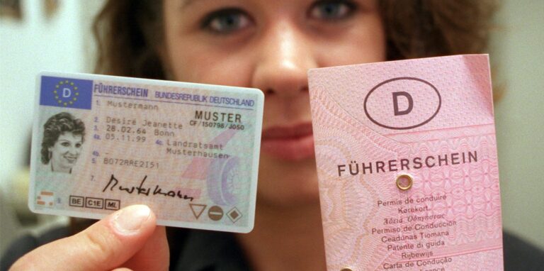 Alte Papierführerscheine müssen nach und nach in einen fälschungssicheren EU-Führerschein im Kartenformat umgetauscht werden.