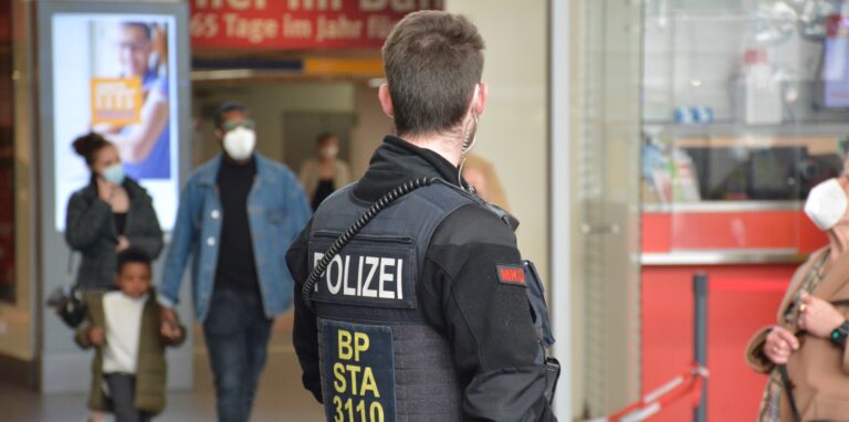 Die Bundespolizei leitet Strafverfahren wegen unerlaubten Besitzes einer Schusswaffe ein (Symbolbild).