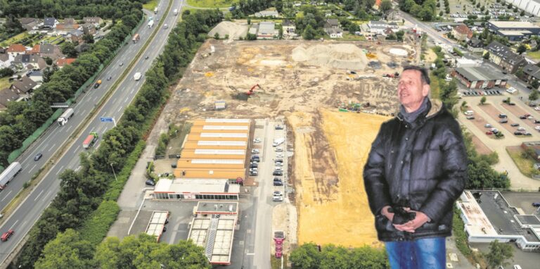 Dirk Froese von der Josef-Esch-Bau ist vor dem einstigen „toom-Gelände“ zu sehen.