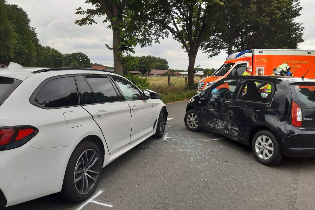 Die Unfallwagen, die bei dem Zusammenstoß in Haltern beschädigt wurden. Die Unfallwagen, die bei dem Zusammenstoß in Haltern beschädigt wurden.