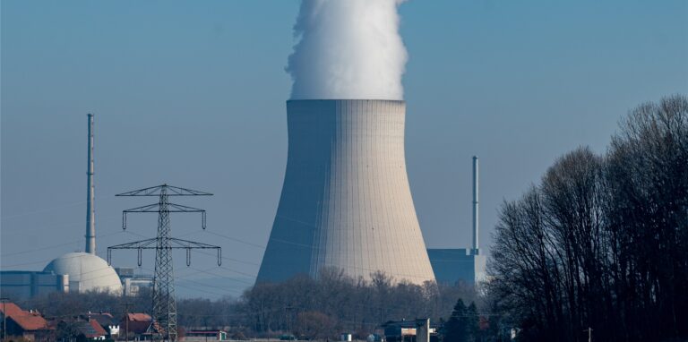 Wasserdampf steigt aus dem Kühlturm vom Atomkraftwerk (AKW) Isar 2. Gedrosselte Gaslieferungen.