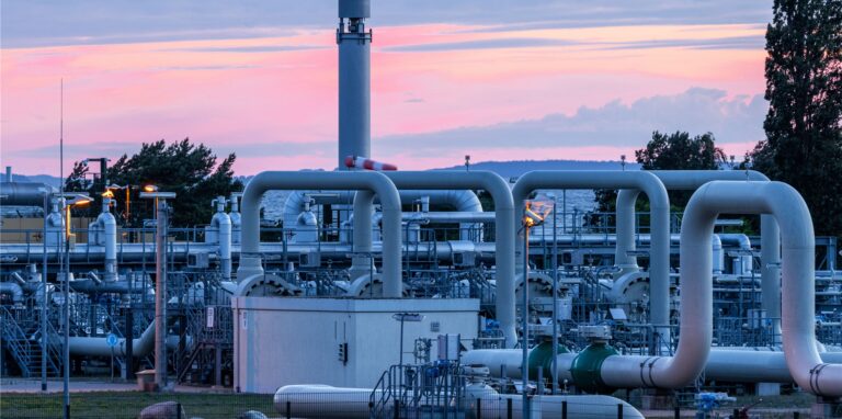 Rohrsysteme und Absperrvorrichtungen in der Gasempfangsstation der Ostseepipeline Nord Stream 1 sind vor Sonnenaufgang zu sehen.
