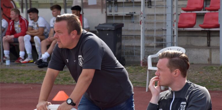 Auftakt gelungen: FC Marls Trainer Thomas Falkowski (links) beim Stimberg-Cup der Spvgg. Erkenschwick.