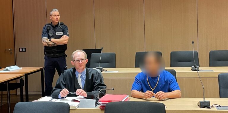 Das Bild zeigt den Angeklagten (vorne rechts) neben seinem Verteidiger Olaf Krekeler.