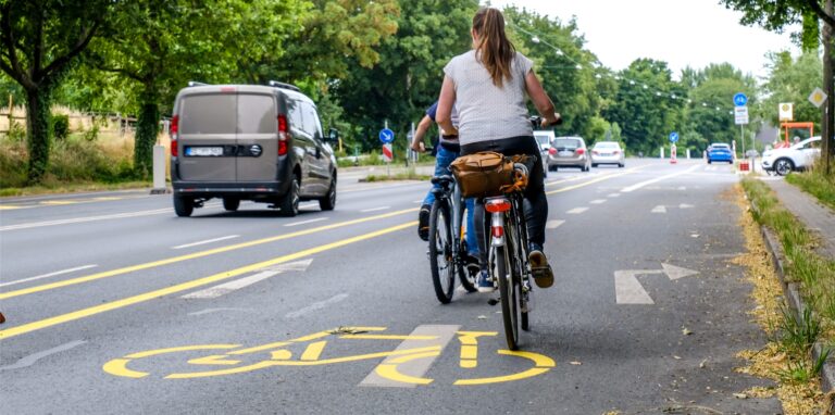 Zwei Radfahrer auf dem Pop-up-Radweg.