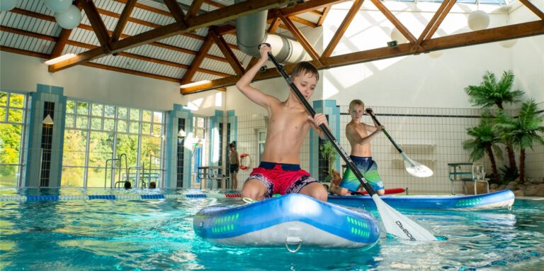 Früh übt sich, wer ein guter Stand-Up-Paddler werden möchte. Auch jüngere Badegäste können den Trendsport am Freitag (15.7.) ab 16 Uhr im Copa Ca Backum ausprobieren.