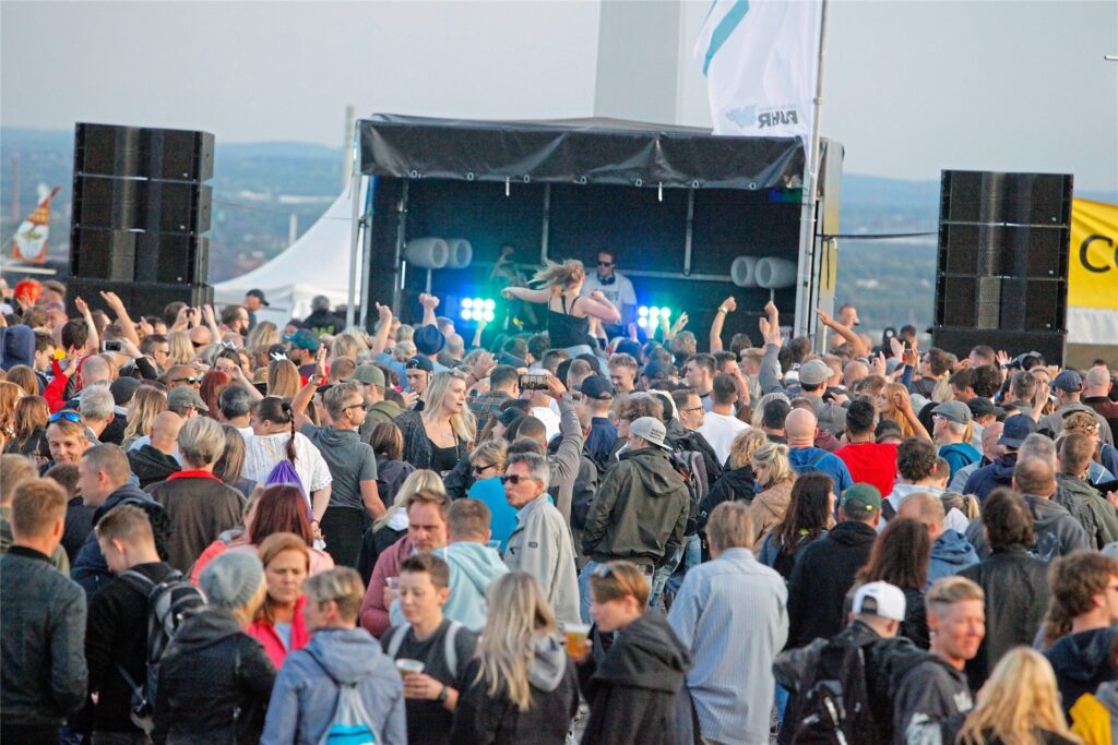Beim Sunset Picknick auf der Halde Hoheward können sich die Fans elektronischer Musik erstmals seit drei Jahren wieder dicht gedrängt vor der Bühne versammeln. Hier ein Foto von der letzten regulären Auflage am 7. September 2019. Beim Sunset Picknick auf der Halde Hoheward können sich die Fans elektronischer Musik erstmals seit drei Jahren wieder dicht gedrängt vor der Bühne versammeln. Hier ein Foto von der letzten regulären Auflage am 7. September 2019.