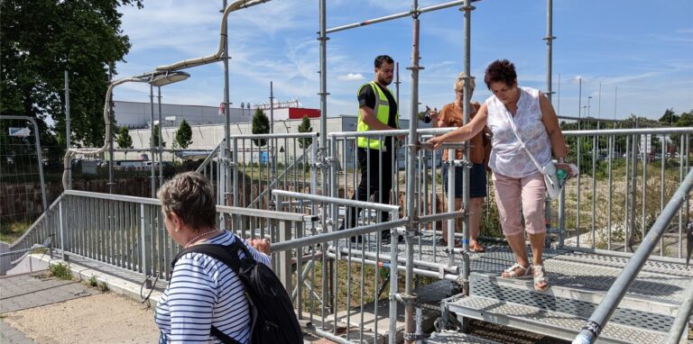Menschen am Bahnhof