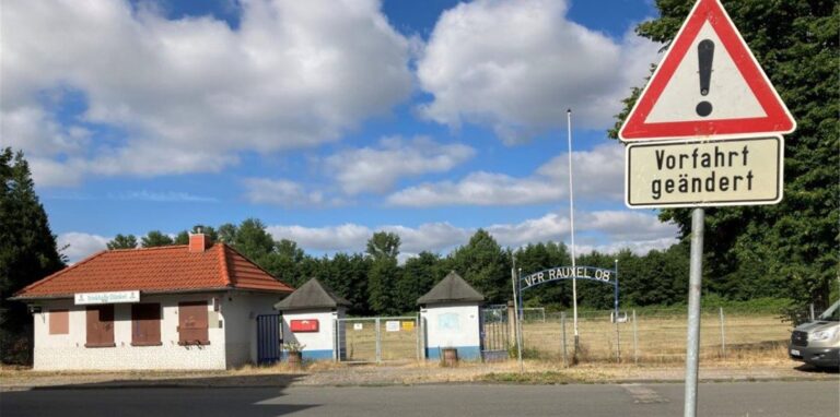 In der Rütgers-Siedlung in Rauxel warnen Schilder vor geänderten Vorfahrtssituationen.