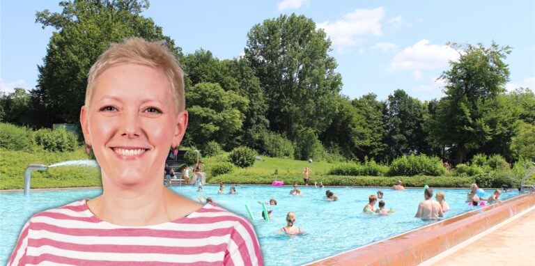 Stadtwerke-Sprecherin Kerstin Walberg vor dem großen Schwimmbecken im Freibad Backum. Am Wochenende werden sich dort voraussichtlich wieder viele Abkühlung suchende Gäste tummeln.