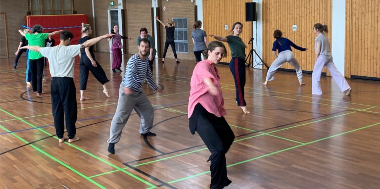 Ein Tanzspektakel, das auf der Bühne auch gut aussieht: die „Partitur für Marl“ von Sasha Waltz. In der Scharounschule gab ihre Kompanie einen Vorgeschmack.