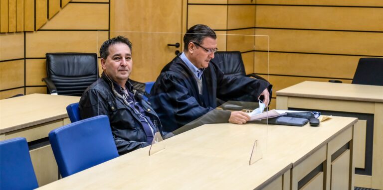 Der Prozess im Amtsgericht Marl – hier Borsu Alinaghi mit seinem Anwalt Malte Englert – führte jetzt zur Revisionsverhandlung in Essen.